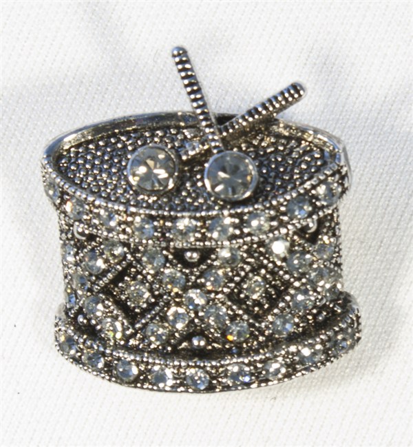 REGALO - BROCHE TAMBOR ACABADO PLATA