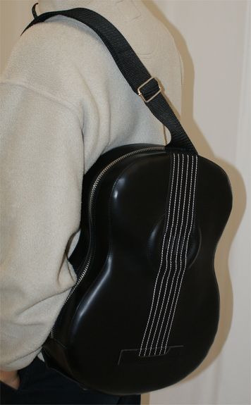 REGALO - MOCHILA CON FORMA DE GUITARRA NEGRA