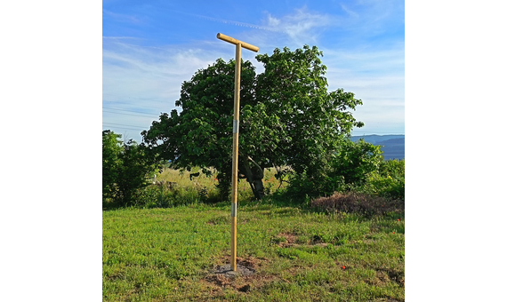 Posadero para aves rapaces realizado en madera de castaño de 3,5m.