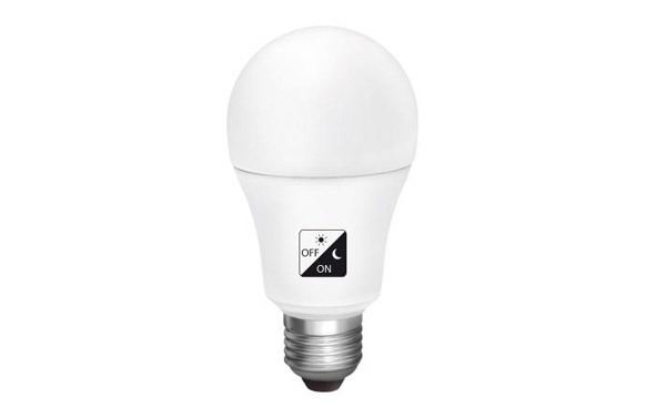 BOMBILLA LED CON SENSOR CREPUSCULAR E27 LUZ CALIDA 950LM 10W