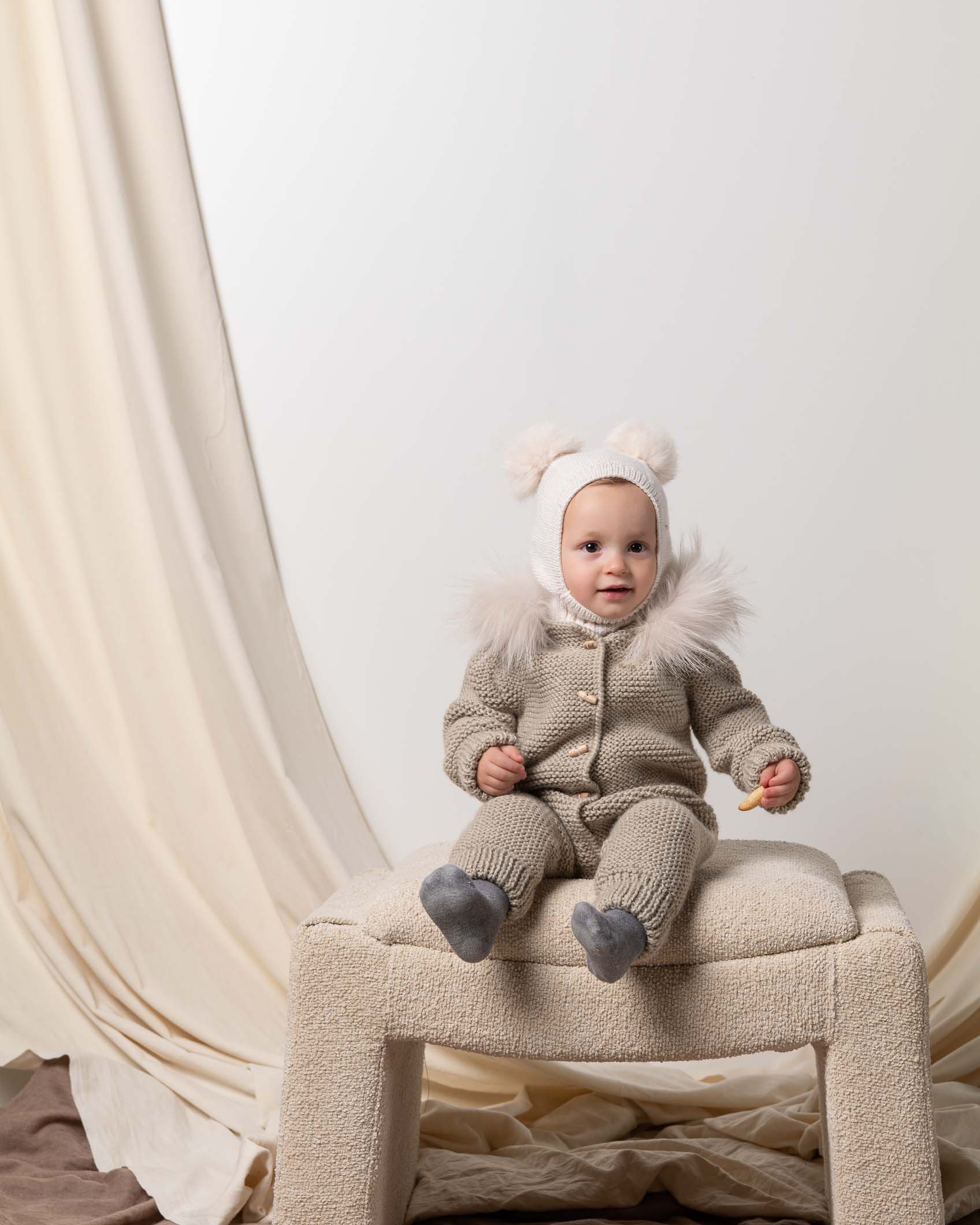 GORRO PASAMONTAÑAS MERINO CELESTE POMPON NATURAL HIELO