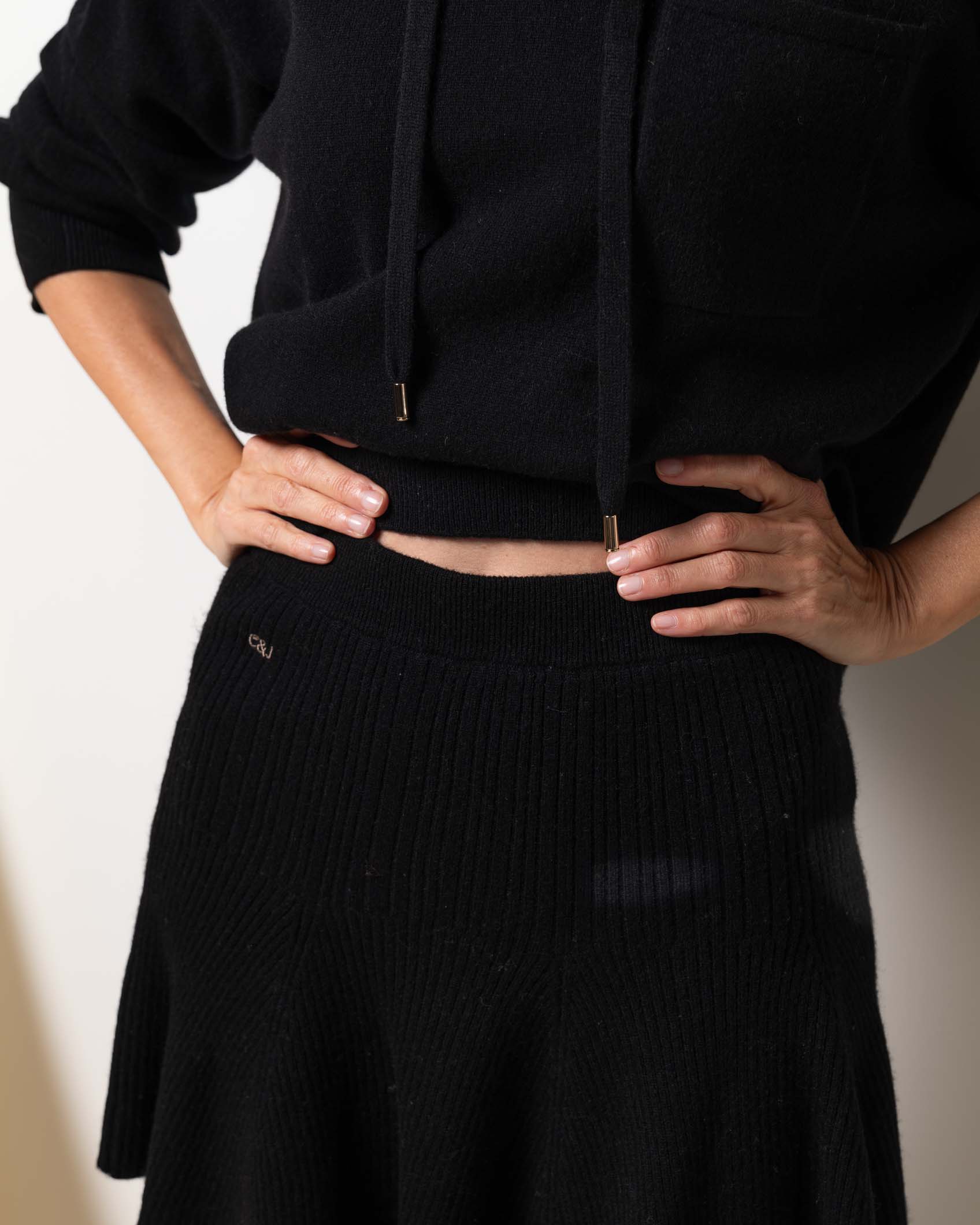 SHORT FLARED SKIRT CASHMERE NEGRO