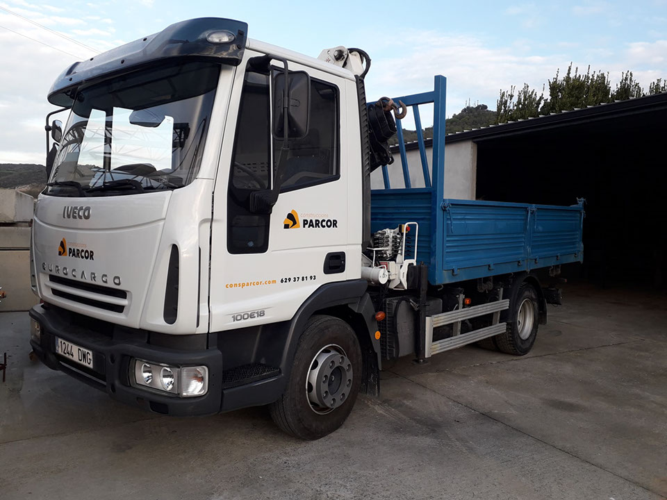 Camión grúa dos ejes