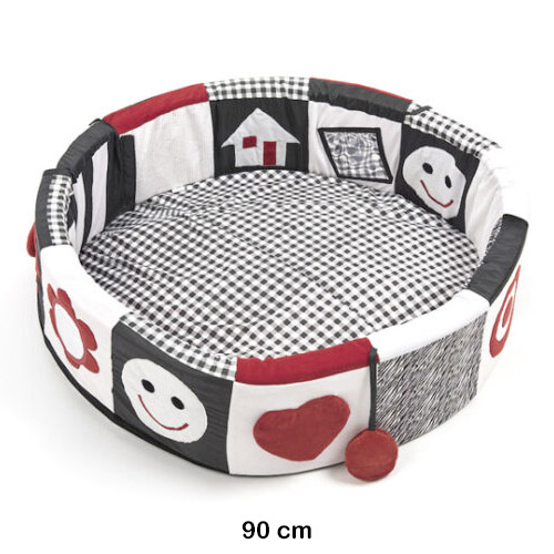 parc de bebe texturitzat en blanc i negr