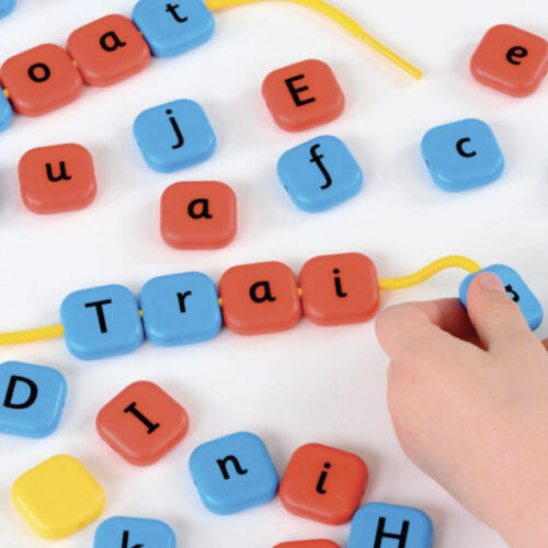 enlazar cuentas de letras