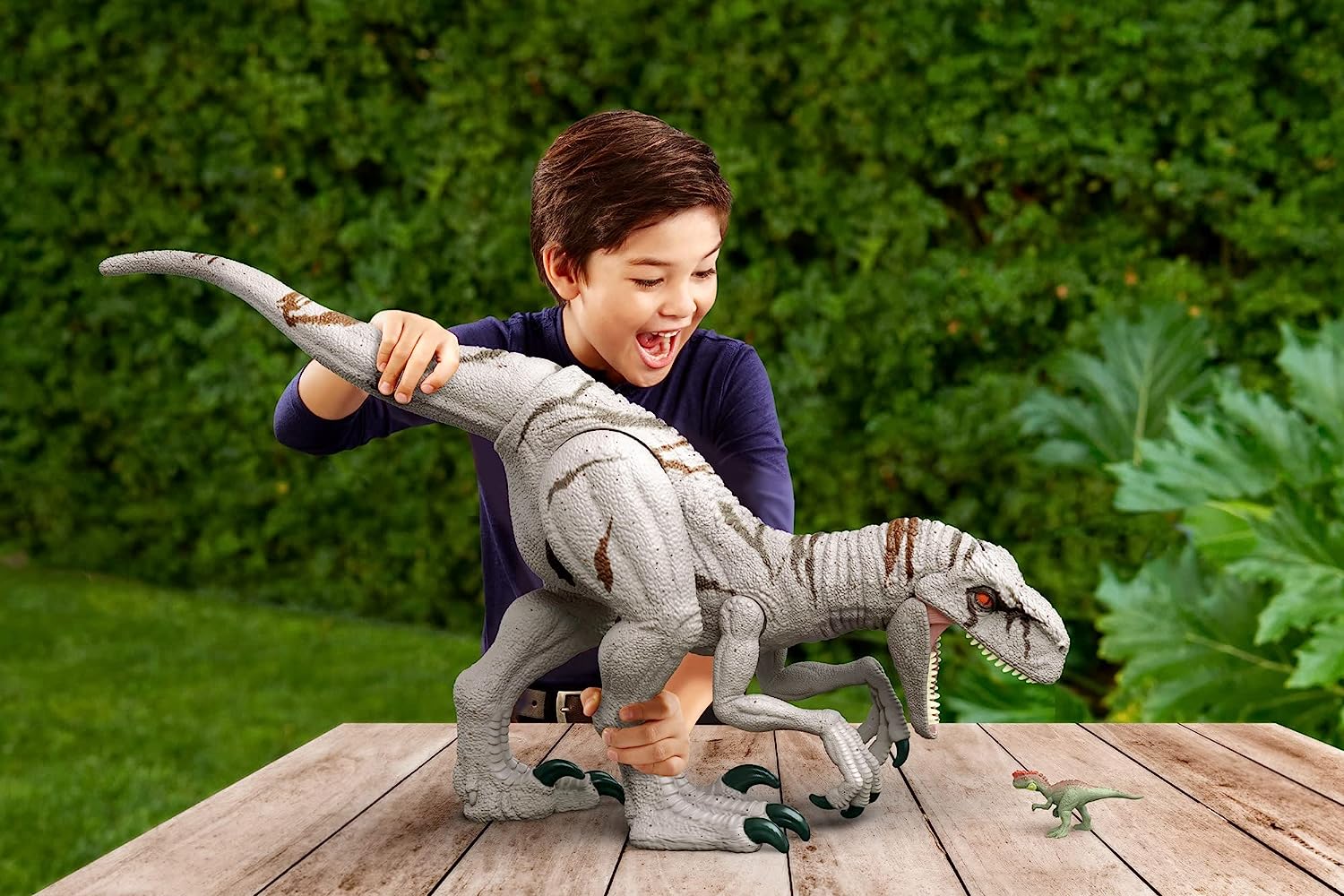 Jurassic World Atrociraptor Super Colosal