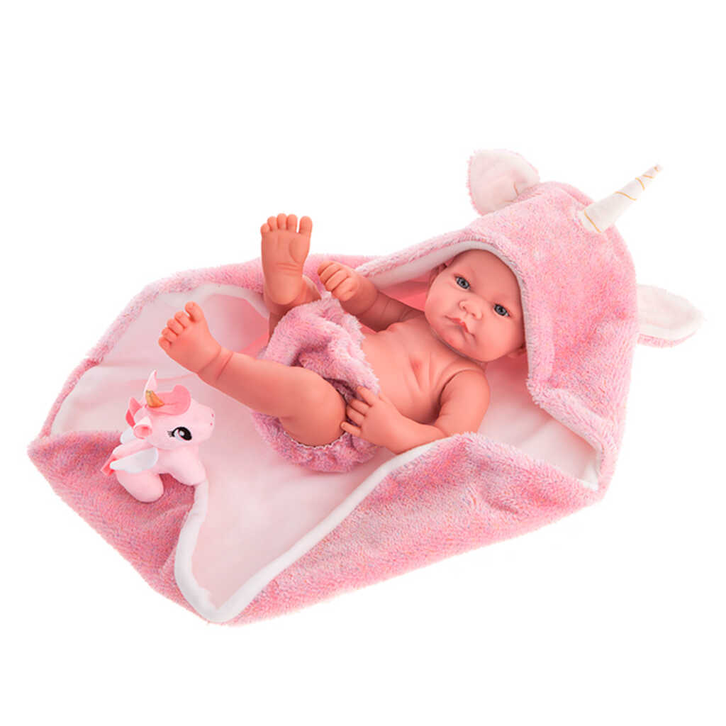 recién nacida nica con capa y peluche unicornio