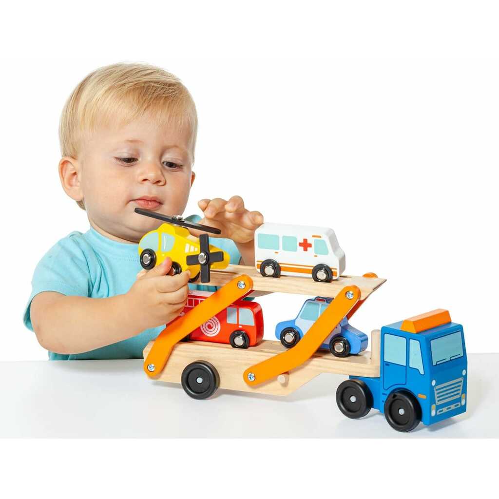 camión de emergencias con vehículos de madera