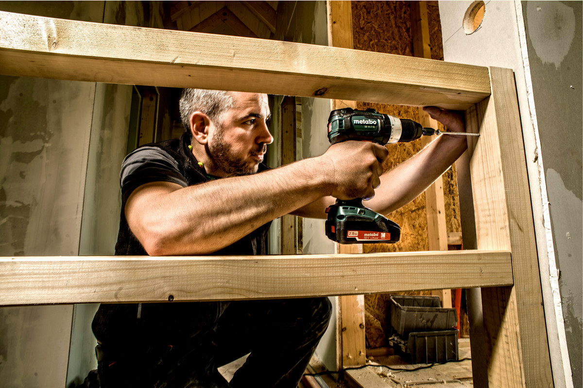 TALADRO PERCUTOR SB 18 LT BL( 18V.4 AH) 2