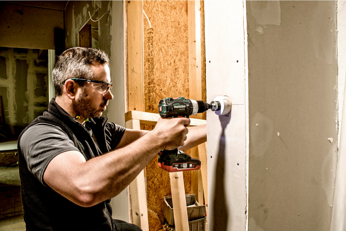 TALADRO PERCUTOR SB 18 LT BL( 18V.4 AH) 3