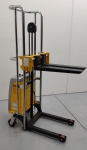 Apilador eléctrico 400 Kg elevación uñas 1.500mm 1