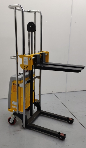 Apilador eléctrico 400 Kg elevación uñas 1.500mm 2