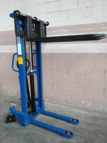 Apilador manual 2.000 Kg a 1.600 mm 1