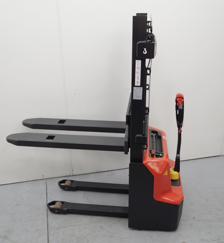 Apilador eleva 1.200 Kg a 3.500 mm 4