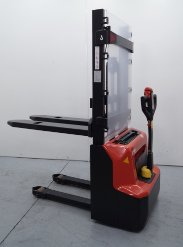 Apilador eleva 1.200 Kg a 3.500 mm 5