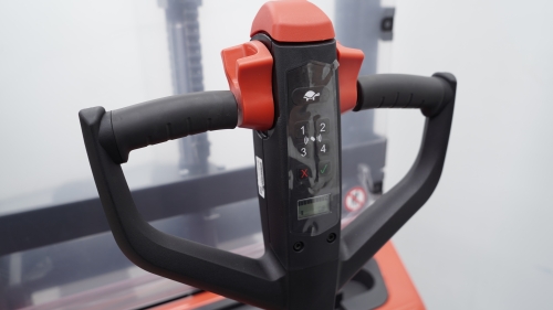 Apilador eleva 1.200 Kg a 3.500 mm 6