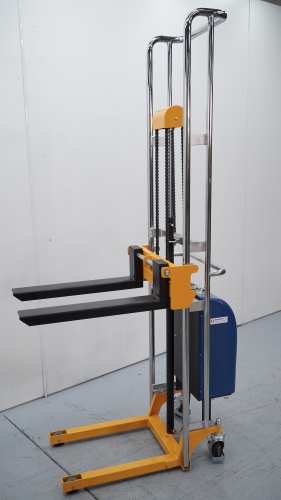 Apilador eléctrico 400 Kg elevación uñas 2.000mm 2