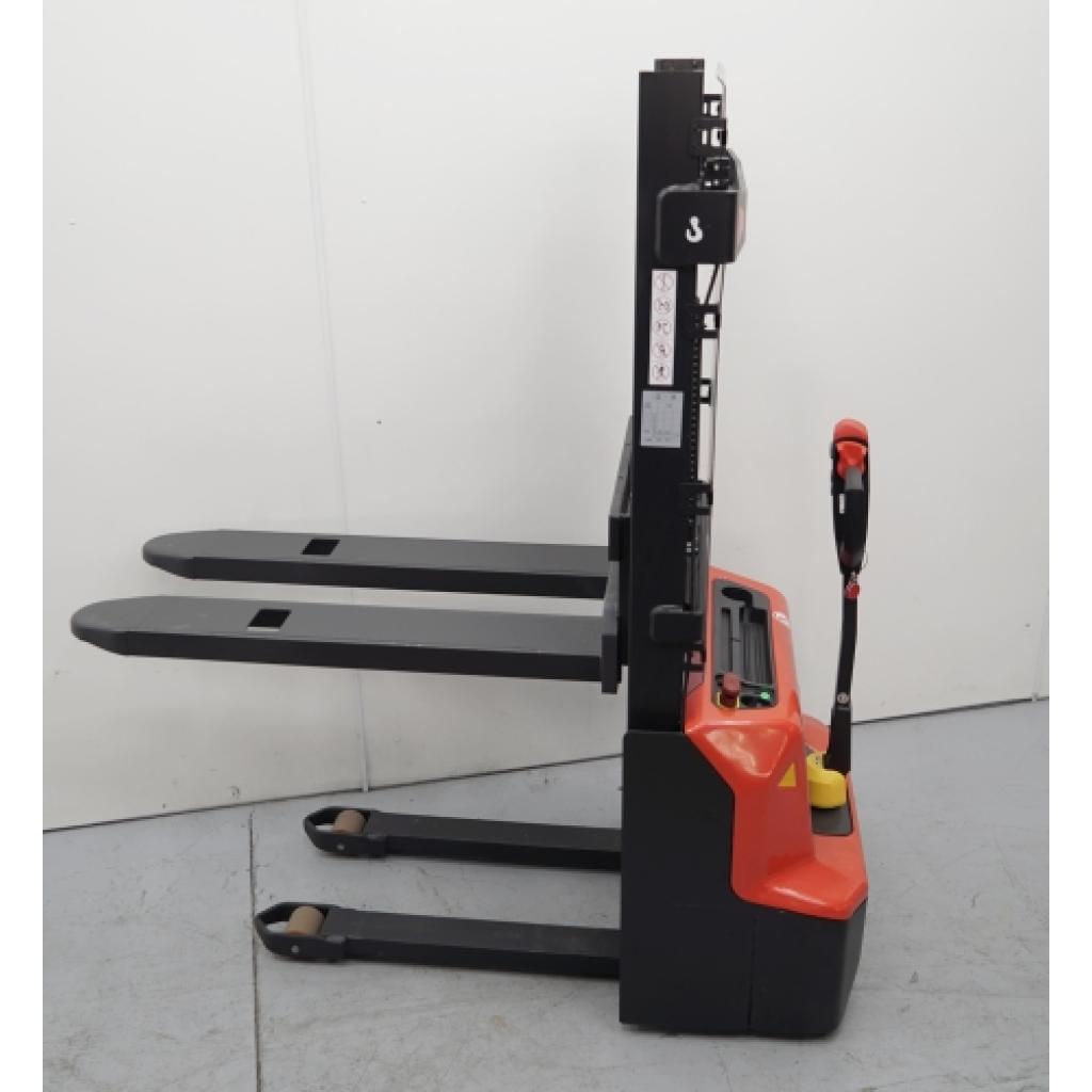 Apilador eleva 1.200 Kg a 3.500 mm 4