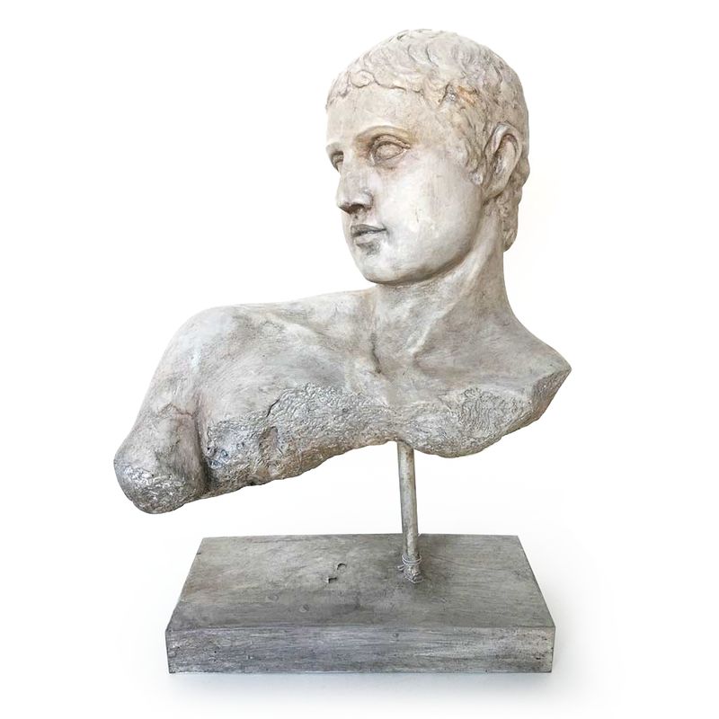 FIGURA MITOLOGICA EN PEANA 21,5X11.2X28.5CM