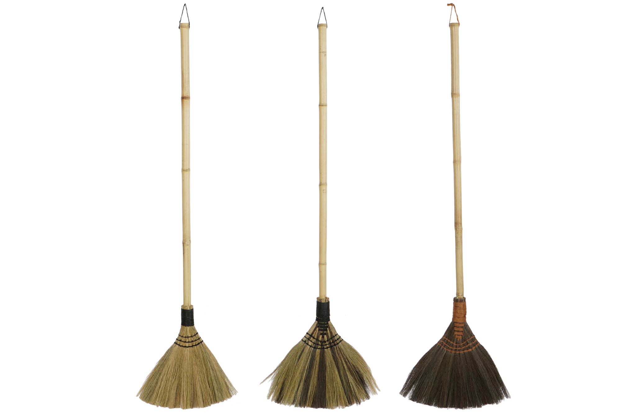 ESCOBA BAMBU FIBRA 130X5X40 DECORACION 3 SURT.