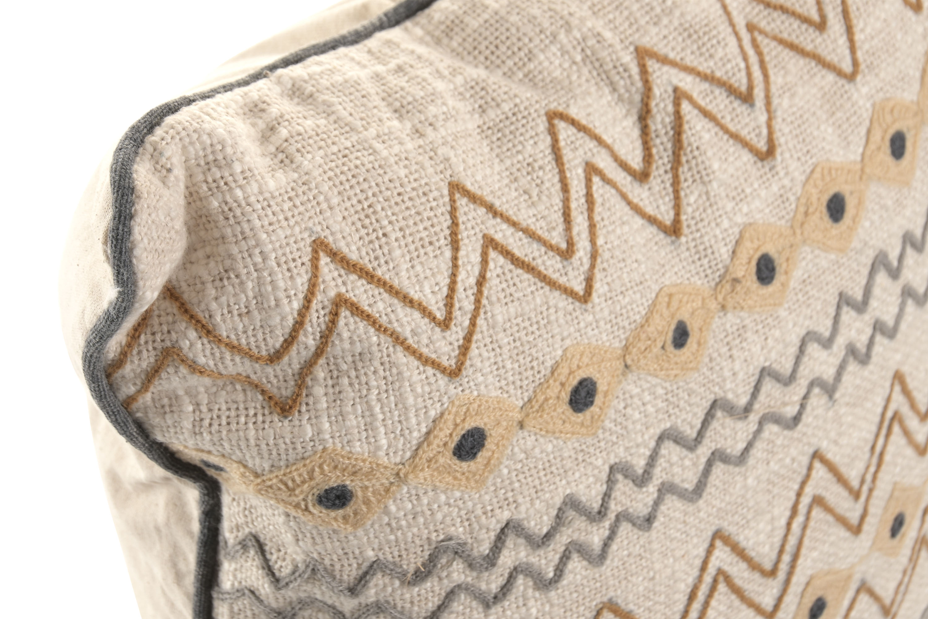 COJIN ALGODON 45X45 550 GR. IKAT BORDADO CRUDO 2