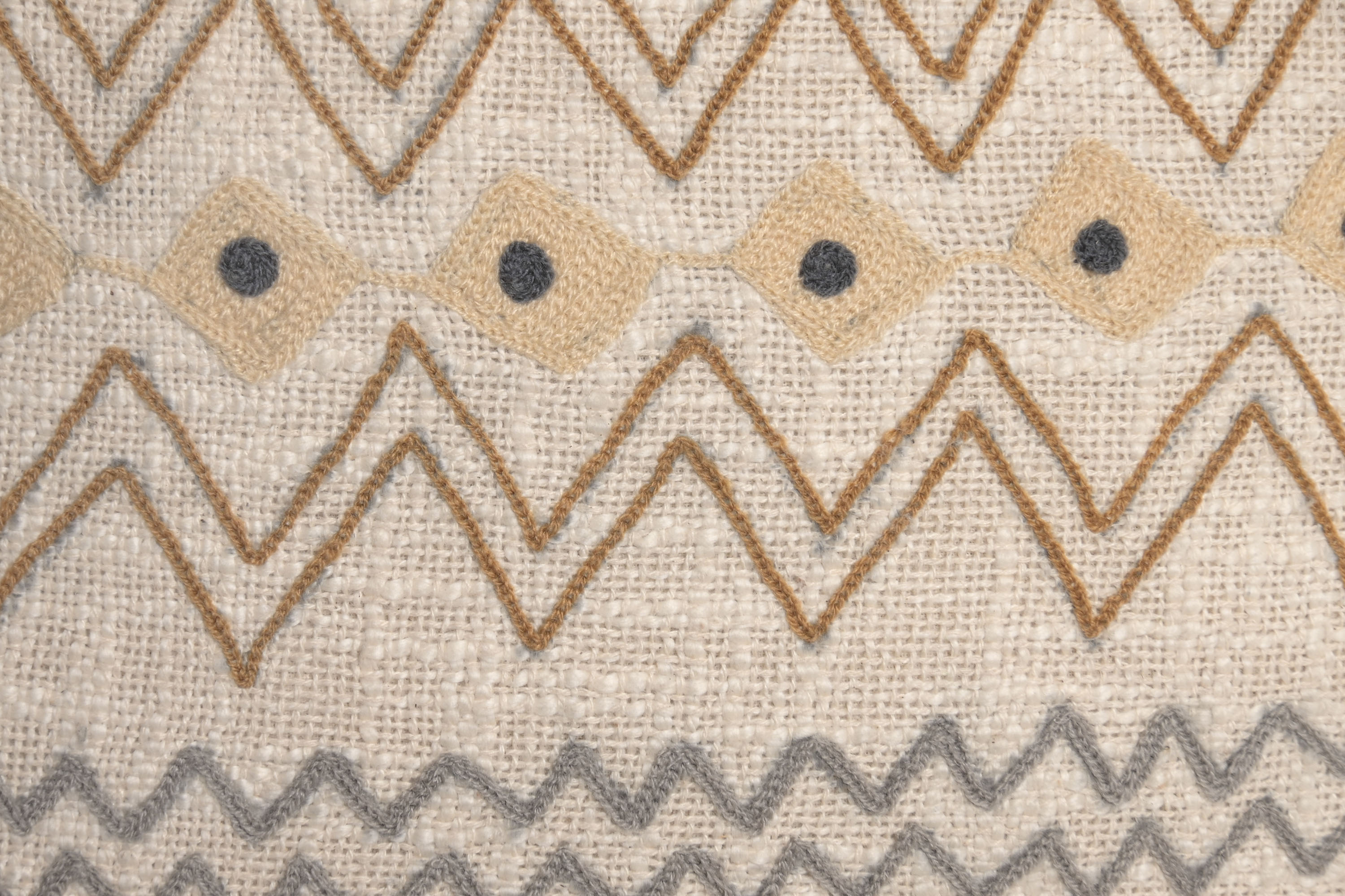 COJIN ALGODON 45X45 550 GR. IKAT BORDADO CRUDO 3