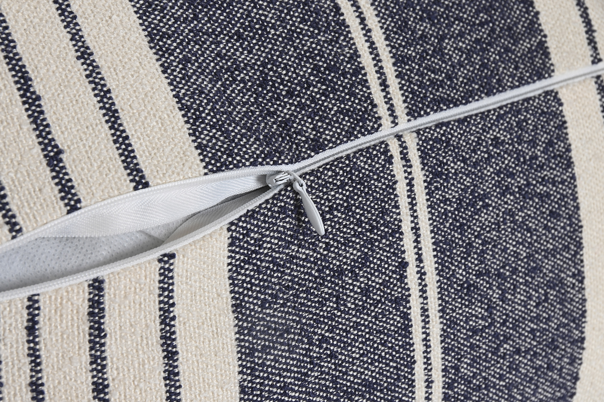 COJIN POLIESTER 30X50 380 GRS FLECOS BLANCO 3