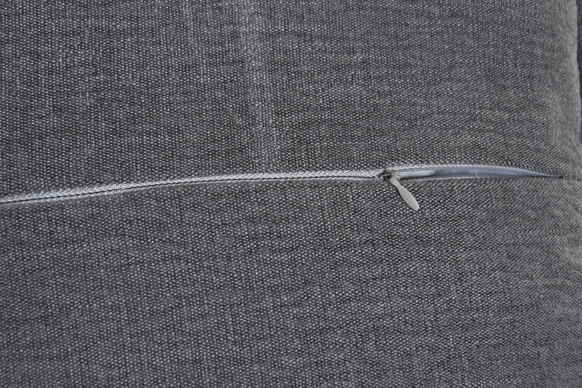 COJIN POLIESTER 45X45X45 400 GR.GRIS 4