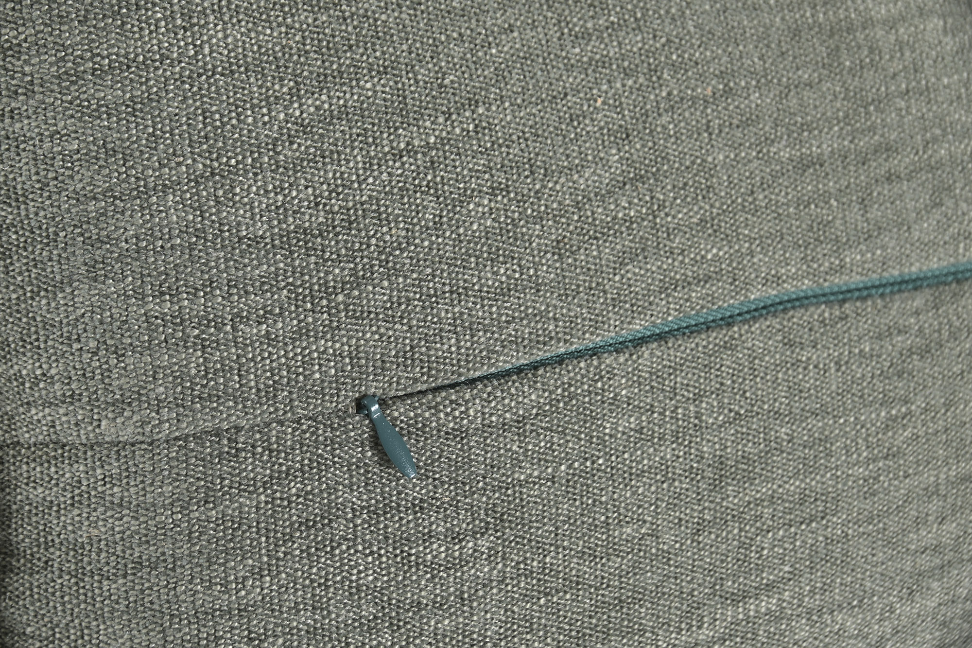 COJIN POLIESTER 50X30X30 300 GR. GRIS 4