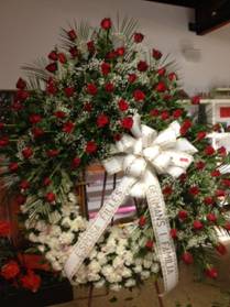 Corona con cabezal grande de rosas y anillo de clavel y orquidea 1