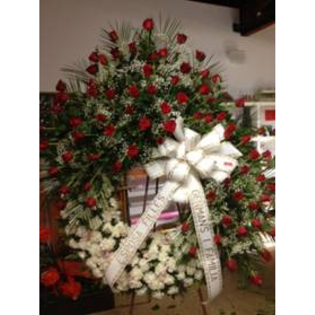 Corona con cabezal grande de rosas y anillo de clavel y orquidea