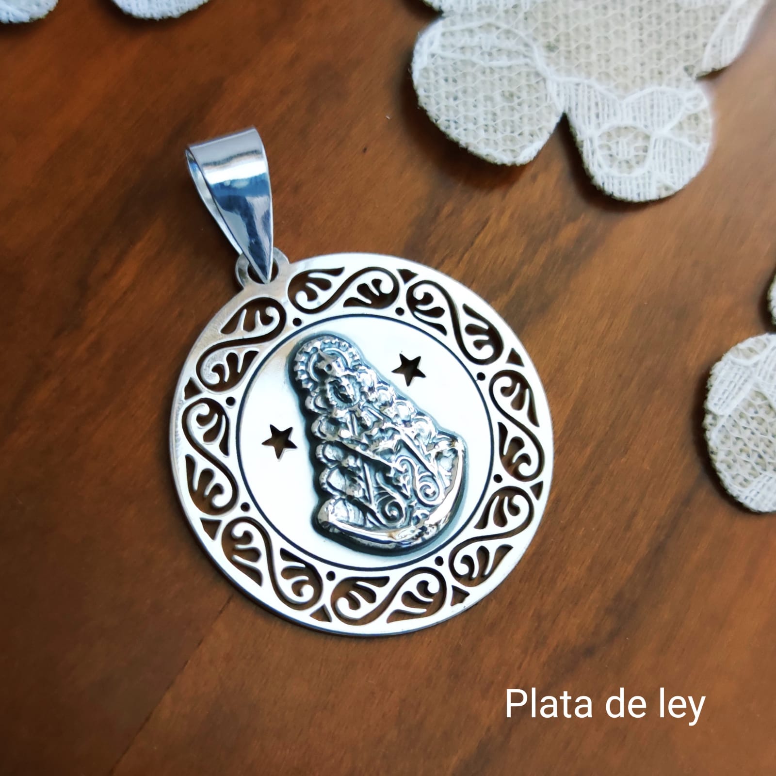 Medalla Virgen Del Rocío Plata De Ley Chapada En Oro Con Circonitas - 30 Mm, Con Caja De Regalo