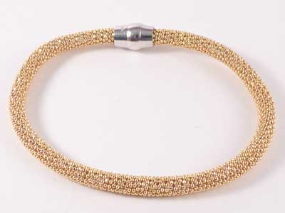 Pulsera con malla dorada en Plata de Ley cierre iman