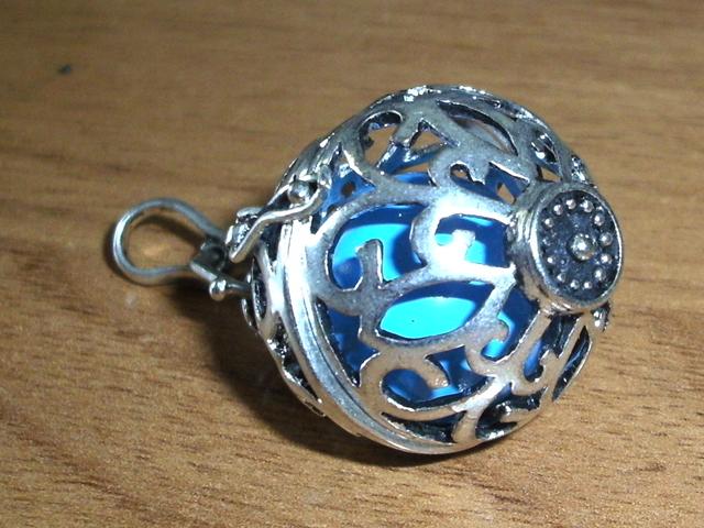 Llamador de Angeles calado en Plata de ley bola azul 22 Mm.