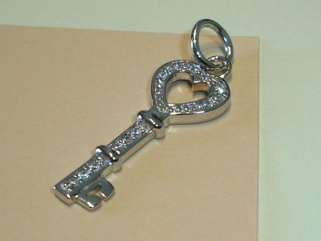 Colgante Llave Corazon de Plata Rodiada con Circonitas blancas
