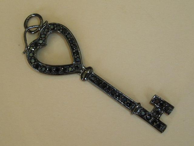Colgante Llave Corazon de Plata y Rutenio con Circonitas negras
