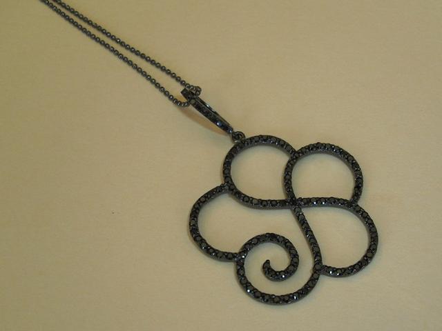 Collar de Plata y rutenio con Margarita Circonitas negras