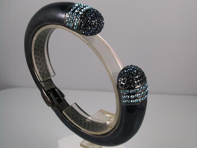 Pulsera brazalete bisuteria con esmalte azul 1