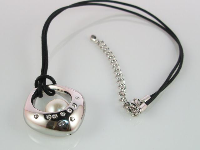 Collar Plata con algodon negro, perla y circonitas blancas