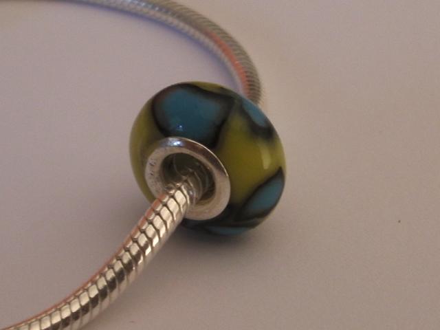 Abalorio de Plata   Colores verde y azul
