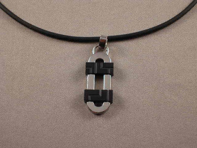 Colgante de Acero y Negro con Cordón de Caucho