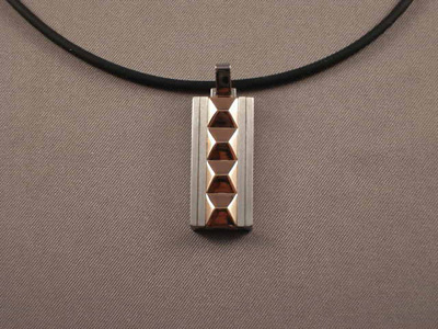 Colgante de Acero Bicolor con Cordón de Caucho
