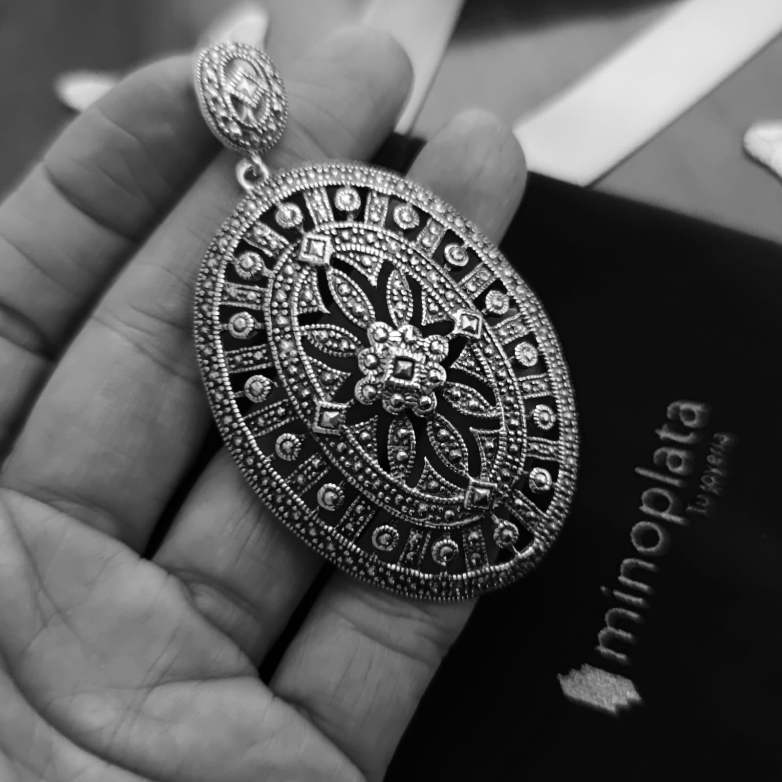 Colgante ovalado Plata envejecida con Marquesitas 2
