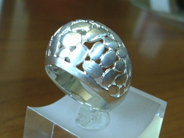 Anillo abombado en Plata satinada calada