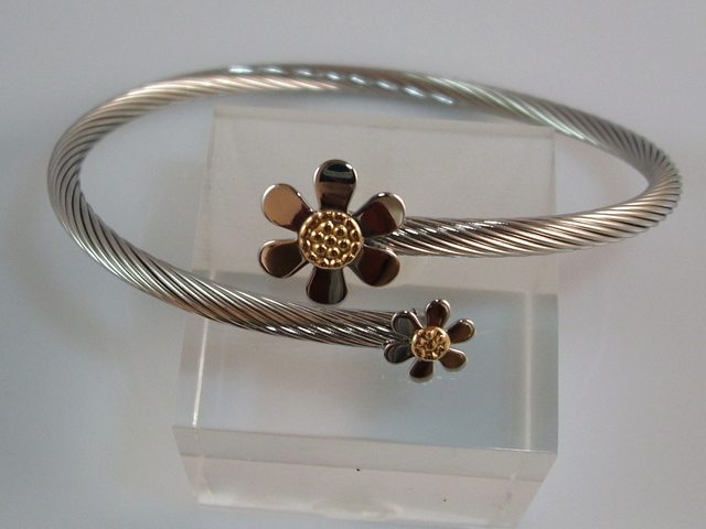 Brazalete Margaritas de Acero con oro 18K