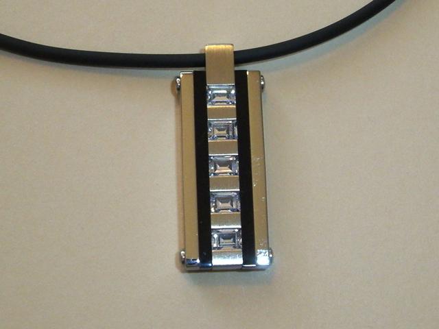 Colgante Acero y Circonitas con Cordón de Caucho