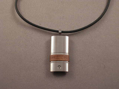 Colgante Acero Esmalte marrón y Circonita con Cordón Caucho