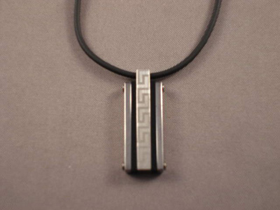 Colgante Acero Greca Laser pequeño con Cordón