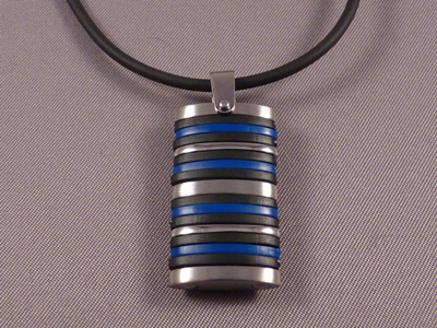Colgante de Acero Azul y Negro con Caucho de 50Cm.