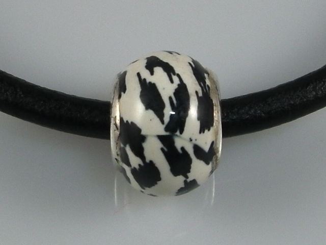 Abalorio esmalte blanco, negro y Plata de ley